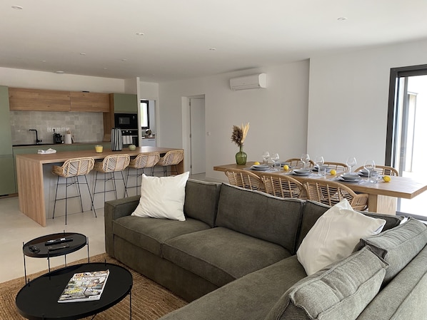 Smart TV, table tennis