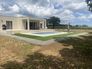 Alberca al aire libre y alberca climatizada