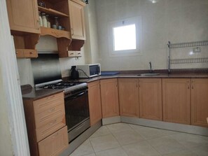 Fridge, oven, stovetop, electric kettle