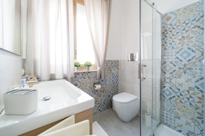 Shower, hair dryer, bidet, towels