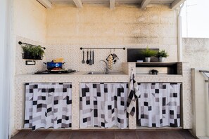 Réfrigérateur, four à micro-ondes, un four, surface de cuisson