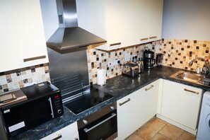 Microwave, oven - Cozy Modern apartment; 13 minutes to London Bridge (London)