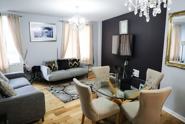 TV - Cozy Modern apartment; 13 minutes to London Bridge (London)