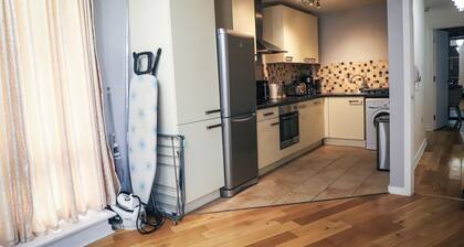 Cozy Modern apartment; 13 minutes to London Bridge