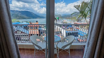 Habitación triple Deluxe | Vistas desde el alojamiento