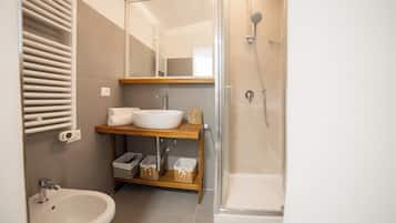Apartamento | Banheiro | Chuveiro, chuveiro com efeito de chuva, produtos de toalete grátis