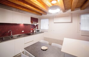 Refrigerador con freezer, microondas, placa de cocina, cafetera expreso