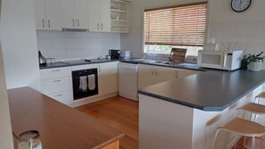 Geladeira, fogão, lava-louças, talheres/pratos/utensílios de cozinha