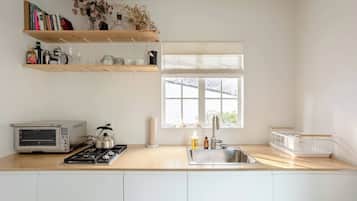 Refrigerador, horno, parrilla de estufa y cafetera y tetera