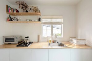 Fridge, oven, stovetop, coffee/tea maker