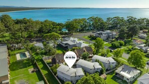 A residential area with houses, a swimming pool, and a view of the sea. - Alkira by Experience Jervis Bay (Huskisson)