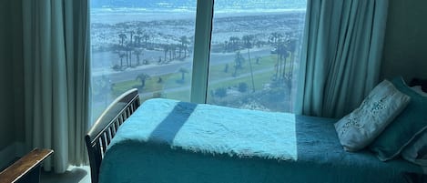 2 عدّة غرف نوم ومكواة/لوح كي وواي فاي وملاءات أسرّة