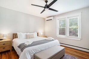 3 bedrooms, desk, iron/ironing board, travel cot - PEARL HOUSE! Walk 2 Beach & Town! Kid friendly! (South Haven)