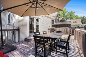 Outdoor dining - PEARL HOUSE! Walk 2 Beach & Town! Kid friendly! (South Haven)