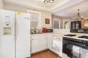 Fridge, microwave, oven, stovetop - PEARL HOUSE! Walk 2 Beach & Town! Kid friendly! (South Haven)