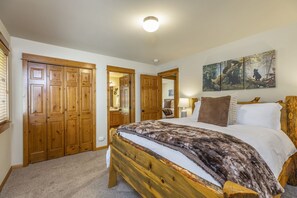 5 bedrooms, desk, iron/ironing board, free WiFi - Pet-Friendly Retreat | Room to Play, Space to Relax + GameRm/Spa & 1PM In/Out (Ronald)