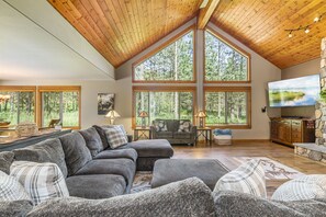 Smart TV, caminetto, videogiochi, tavolo da calcetto