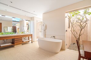Badewanne, Haartrockner, Handtücher