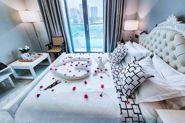 Premium Studio Suite, 1 Double Bed | Premium bedding, down comforters, minibar, in-room safe