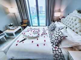 Premium Studio Suite, 1 Double Bed | Premium bedding, down comforters, minibar, in-room safe