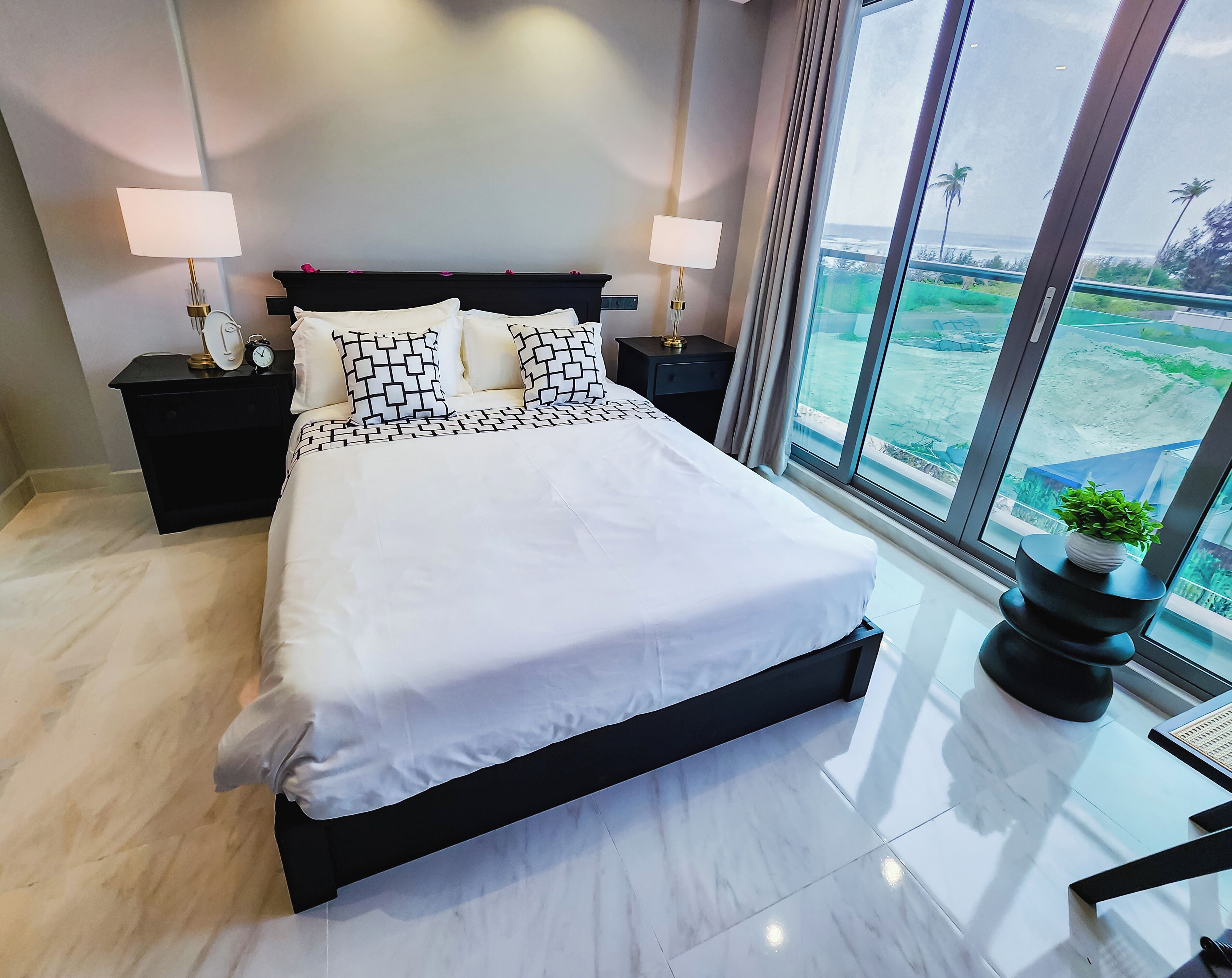 Ropa de cama de alta calidad, cubrecamas y minibar 