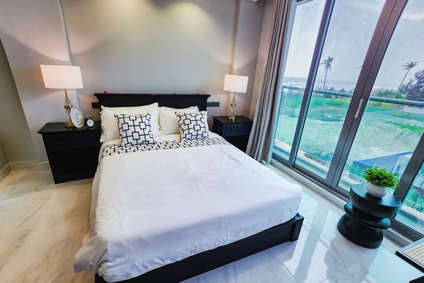 Ropa de cama de alta calidad, cubrecamas y minibar