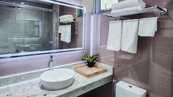 Habitación Deluxe doble, 1 cama doble, no fumadores, vistas parciales al mar | Baño | Ducha y cabezal de ducha con hidromasaje