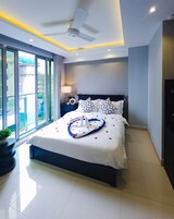 Ropa de cama de alta calidad, cubrecamas y minibar 