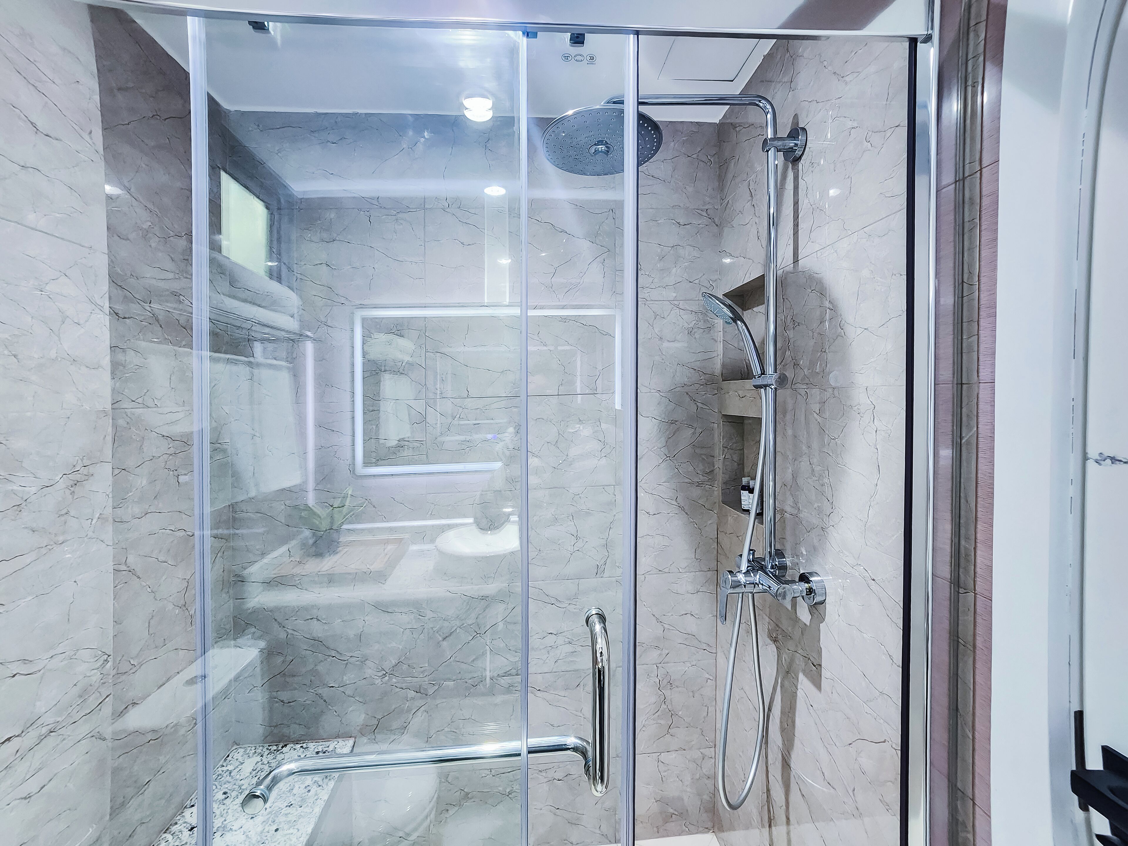 Douche, douche hydromassante, articles de toilette écologiques