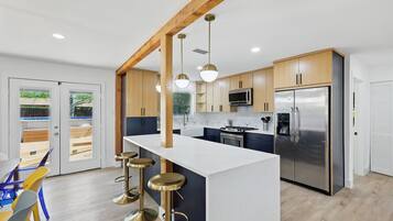 Refrigerador, microondas, horno y parrilla de estufa