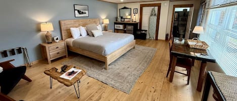 Tabla de planchar con plancha, wifi y ropa de cama