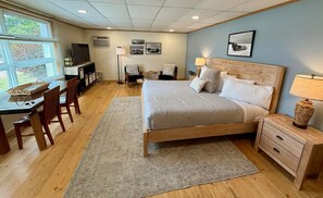 Iron/ironing board, WiFi, bed sheets - Windsled Studio at Ferry Landing Suites in Downtown La Pointe! (La Pointe)
