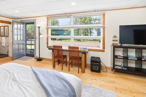 Windsled Studio at Ferry Landing Suites in Downtow