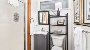 Baignoire, sèche-cheveux, serviettes fournies