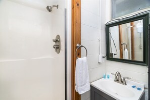 Badewanne, Haartrockner, Handtücher