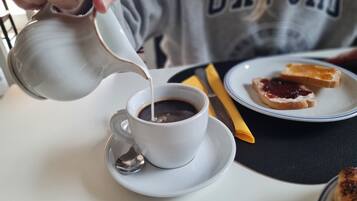 Petit déjeuner complet compris tous les jours