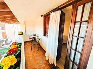 Phòng 3 tiện nghi đơn giản | Bộ đồ giường cao cấp, nệm Select Comfort, bàn 