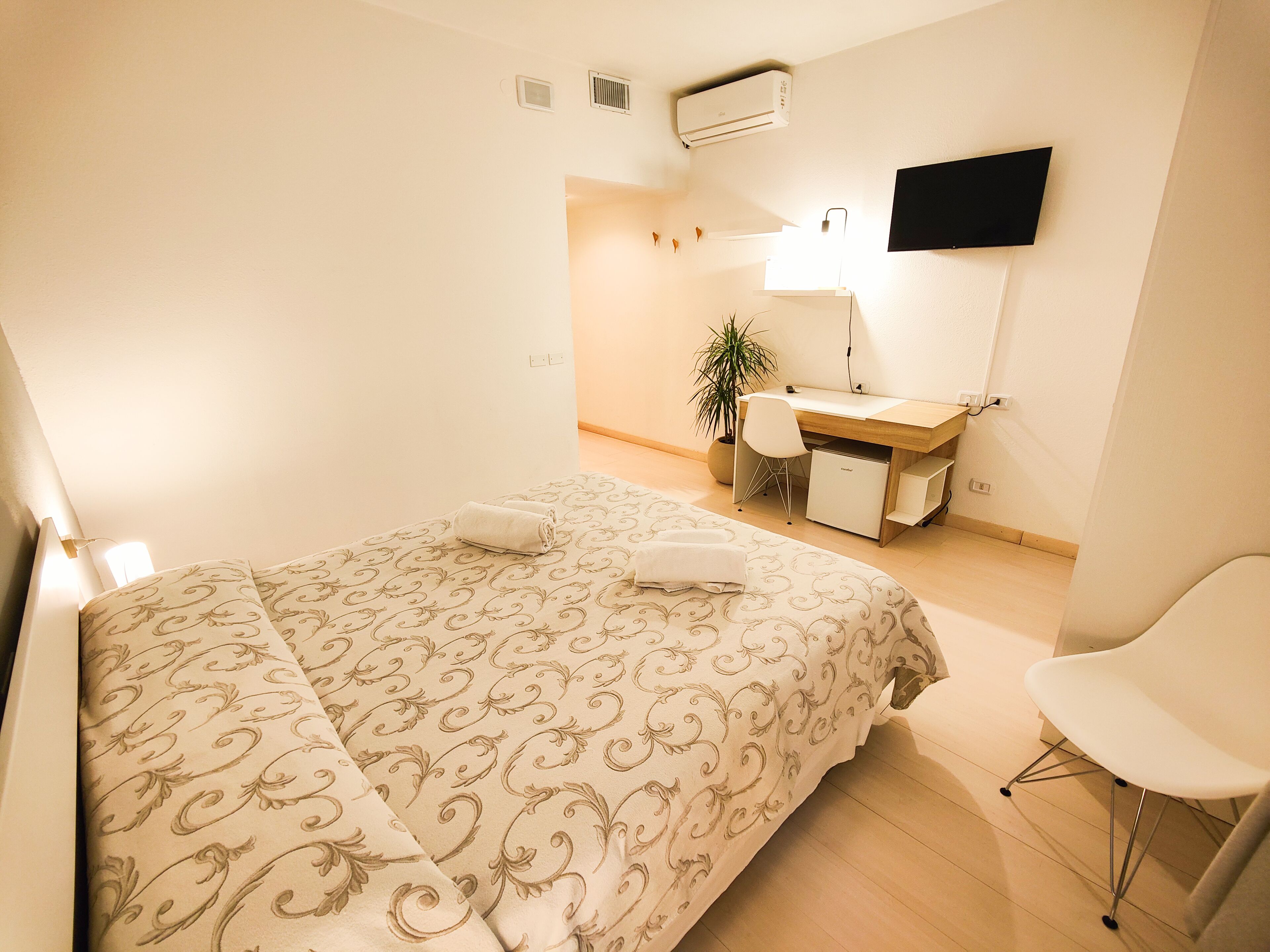 Economy-Doppel- oder -Zweibettzimmer | Hochwertige Bettwaren, Select-Comfort-Betten, Schreibtisch