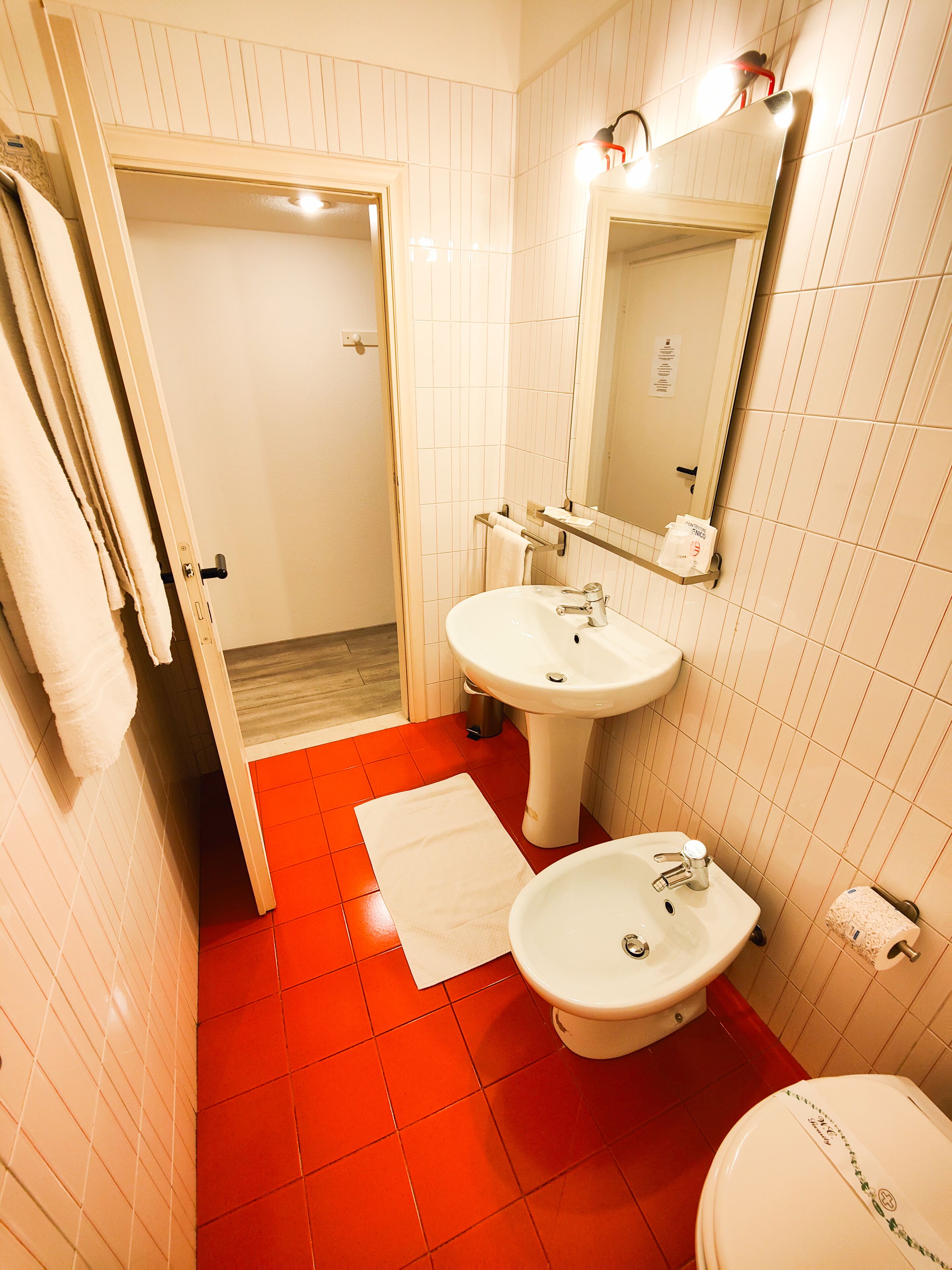 Dusche, Regendusche, kostenlose Toilettenartikel, Haartrockner