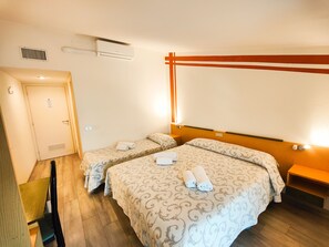Phòng 3 Economy | Bộ đồ giường cao cấp, nệm Select Comfort, bàn 
