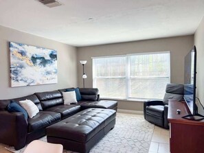 テレビ、Hulu、ストリーミングサービス、書斎 / ワークスペース