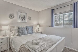 2 bedrooms, iron/ironing board, WiFi, bed sheets - Broadmoor Balcony Duplex Near Rocky Mountain Views (Colorado Springs)