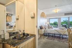 1 bedroom, desk, iron/ironing board, WiFi
