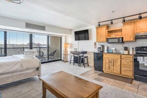 1 slaapkamer, een strijkplank/strijkijzer, wifi, beddengoed