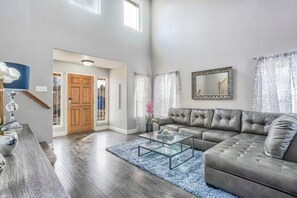 Televisión, chimenea, videojuegos y oficina 