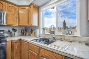 冷蔵庫、電子レンジ、オーブン、コンロ