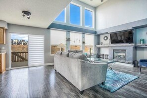 テレビ、暖炉、テレビゲーム、書斎 / ワークスペース