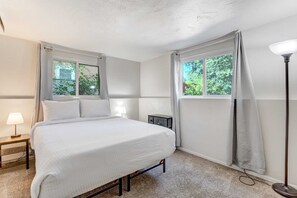 4 bedrooms, iron/ironing board, WiFi, bed sheets