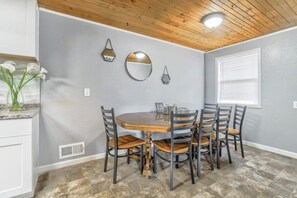 Dining - 3BR Dog-Friendly, Midterm & Corporate near Airport (Colorado Springs)