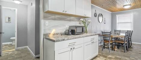 Réfrigérateur, micro-ondes, four, plaque de cuisson